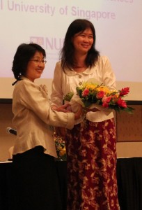 Dr Walker presents a gift of appreciation to Professor Yeoh