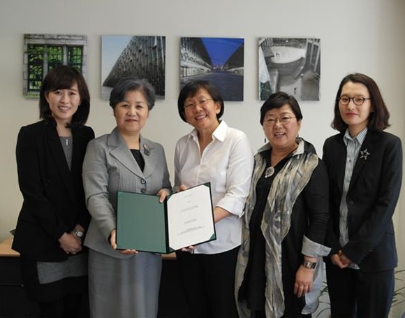 From the left: Prof Soontae An (Associate Vice-President for International Affairs), Prof Dong-Sook Park (Dean of the College of Social Science), Assoc Prof Paulin Straughan (Vice Dean for International Relations and Special Duties), Prof Sung-Nam Cho (College of Social Science), Prof So Hyun Joo (Associate Dean of the College of Social Science).
